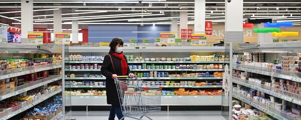 Женщина в защитной маске покупает продукты - Sputnik Беларусь