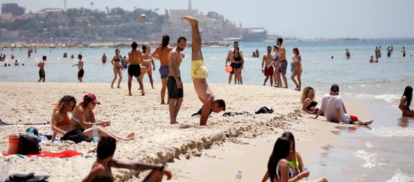 Пляж в Тель-Авиве, Израиль Пляж в Тель-Авиве, Израиль - Sputnik Беларусь