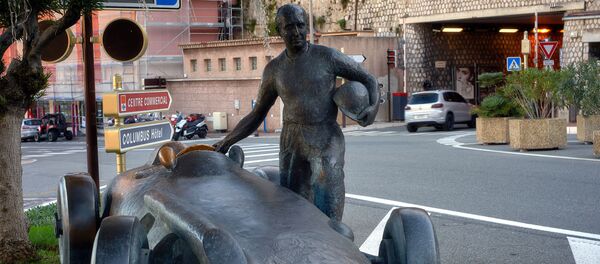 Скульптура гонщика на трассе в Монако - Sputnik Беларусь