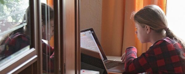 Девочка во время онлайн занятия  - Sputnik Беларусь