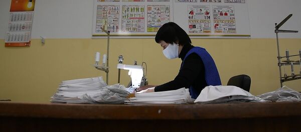 Минсктранс освоил новое производство, теперь там шьют маски – видео Минсктранс освоил новое производство, теперь там шьют маски – видео - Sputnik Беларусь