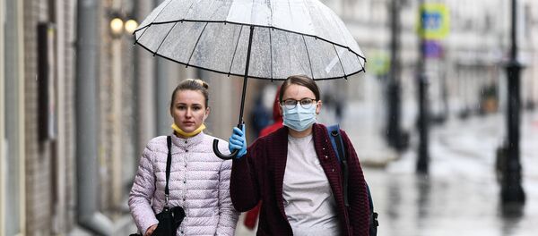 Женщины под зонтом на улице города - Sputnik Беларусь