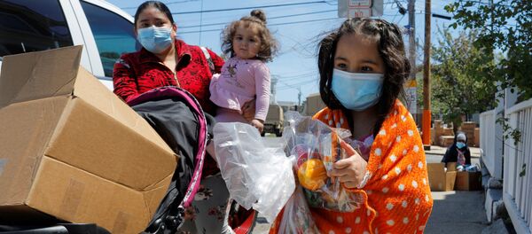 Жители США в масках - Sputnik Беларусь