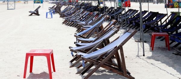 Пустые шезлонги на пляже Пустые шезлонги на пляже - Sputnik Беларусь