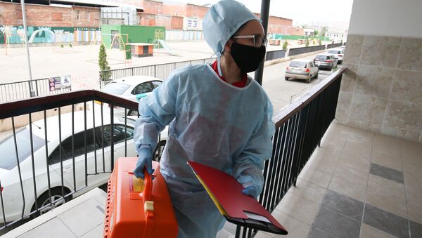 Врач-терапевт заходит в дом к пациенту - Sputnik Беларусь