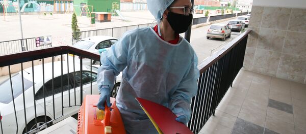 Урач-тэрапеўт заходзіць у дом да пацыента Урач-тэрапеўт заходзіць у дом да пацыента - Sputnik Беларусь