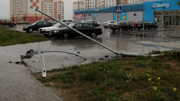 Пьяный на Peugeot в Гродно побил машины, снес столб и пытался скрыться - Sputnik Беларусь