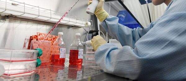 Супрацоўніца навукова-даследчай лабараторыі рыхтуе прэпарат Супрацоўніца навукова-даследчай лабараторыі рыхтуе прэпарат - Sputnik Беларусь