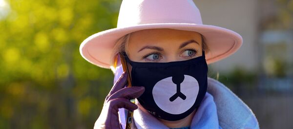 Девушка в защитной маске  - Sputnik Беларусь