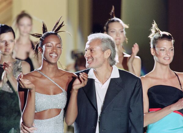 Итальянский дизайнер Джанни Версаче с моделями Наоми Кэмпбелл и Линдой Евангелистой после презентации коллекций Haute Couture в Париже 6 июля 1996 года. - Sputnik Беларусь