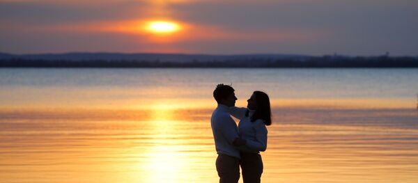 Пара на берегу озера в окрестностях Минска - Sputnik Беларусь