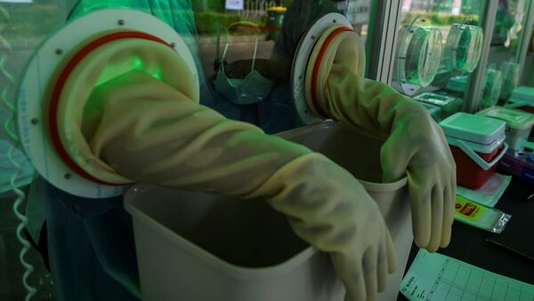 Медицинский сотрудник ждет, чтобы взять образец мазка во время вспышки коронавирусной инфекции - Sputnik Беларусь