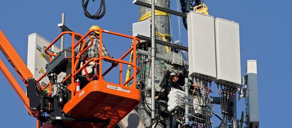  Команда подрядчиков из Verizon устанавливает телекоммуникационное оборудование 5G  - Sputnik Беларусь