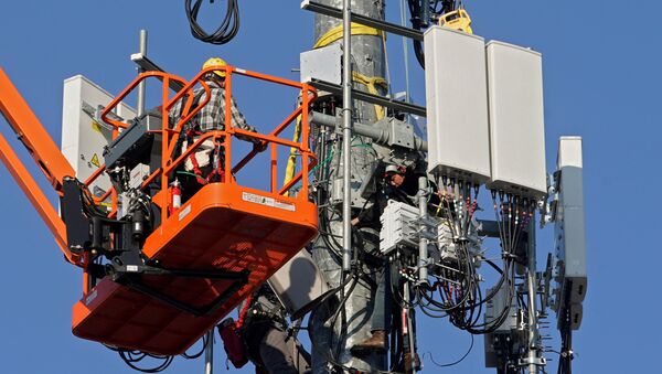  Команда подрядчиков из Verizon устанавливает телекоммуникационное оборудование 5G  - Sputnik Беларусь