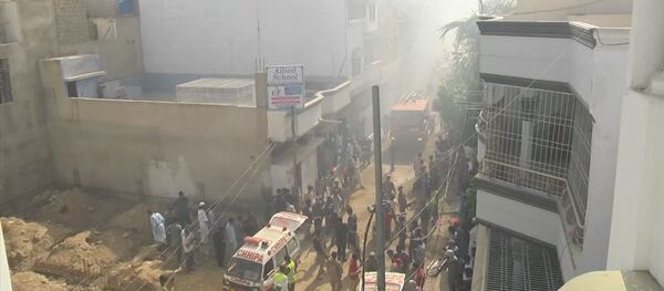 Появились первые кадры с места падения пассажирского лайнера в Пакистане - Sputnik Беларусь