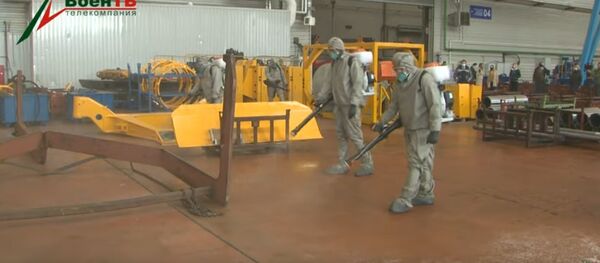 Огромные самосвалы и 40 военных химиков, как дезинфицируют БелАЗ – видео - Sputnik Беларусь