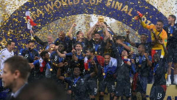 Игроки сборной Франции на церемонии награждения победителей чемпионата мира - Sputnik Беларусь