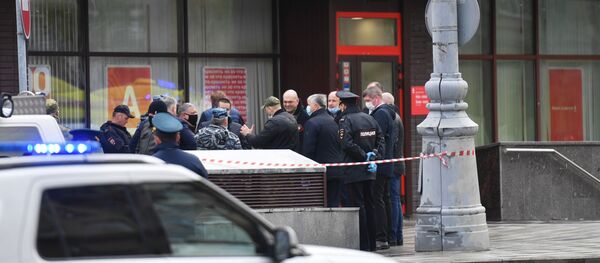 Сотрудники полиции у отделения Альфа-банка в центре Москвы - Sputnik Беларусь
