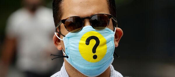 Мужчина в защитной маске в Нью-Йорке Мужчина в защитной маске в Нью-Йорке - Sputnik Беларусь