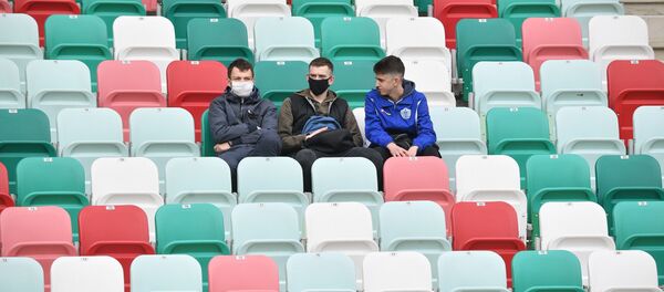 Молодые люди в защитных масках - Sputnik Беларусь