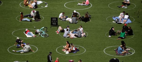 Жители Нью-Йорка отдыхают в парке, соблюдая меры социального дистанцирования Жители Нью-Йорка отдыхают в парке, соблюдая меры социального дистанцирования - Sputnik Беларусь