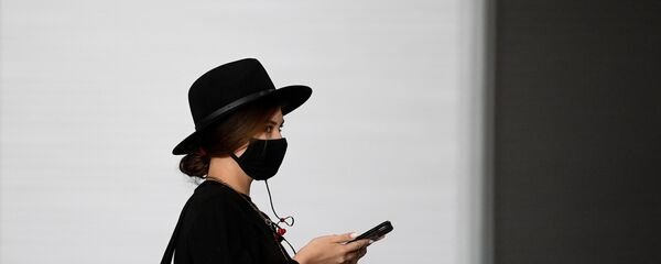 Дзяўчына ў ахоўнай масцы - Sputnik Беларусь