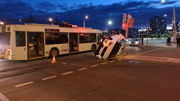 Фотофакт: кроссовер перевернулся после столкновения с троллейбусом в Минске - Sputnik Беларусь