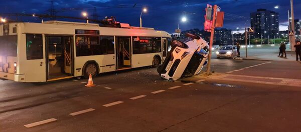 Фотофакт: кроссовер перевернулся после столкновения с троллейбусом в Минске - Sputnik Беларусь