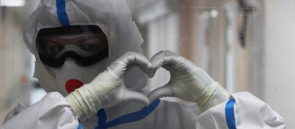 Медик в защитном костюме - Sputnik Беларусь