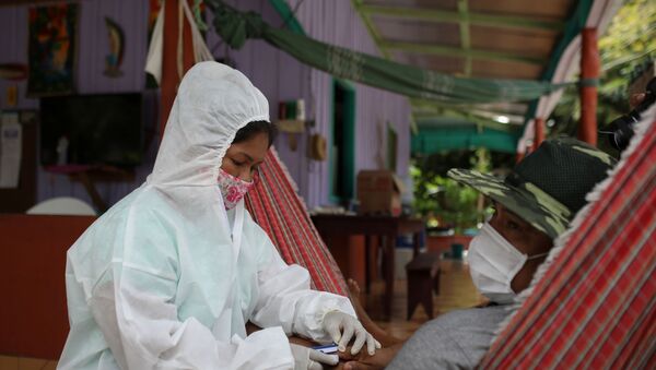 Медсестра-техник измеряет уровень кислорода в крови у местного жителя, штат Амазонка, Бразилия - Sputnik Беларусь