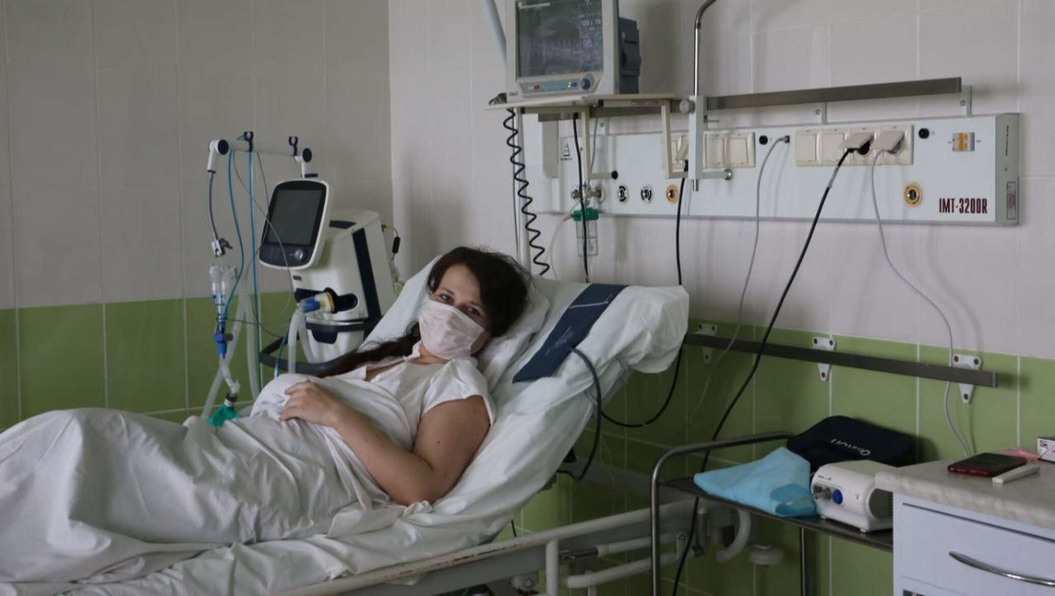 Лечения после больницы. Беременные женщины в реанимации. Женщина в больнице в реанимации.