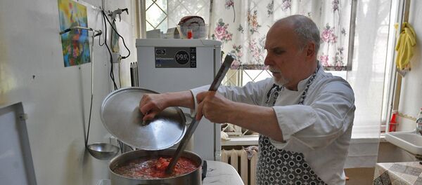 Каждый день повар Валерий Еренкевич кормит от 70 до 150 бродяг - Sputnik Беларусь