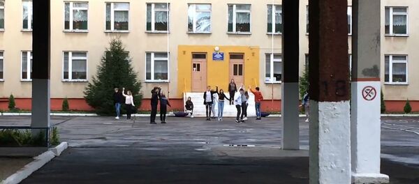 Скоро будут танцы: школьники репетируют вальс перед последним звонком - Sputnik Беларусь