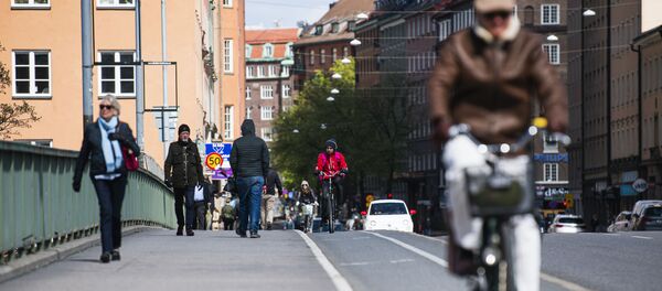 Пешеходы и велосипедисты на мосту в центре Стокгольма во время пандемии коронавируса - Sputnik Беларусь