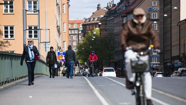 Пешеходы и велосипедисты на мосту в центре Стокгольма во время пандемии коронавируса - Sputnik Беларусь