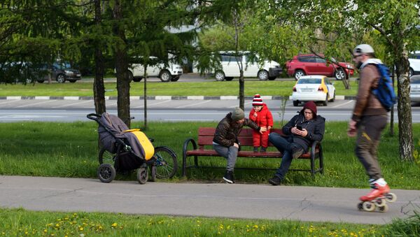 Прохожие в парке в районе Жулебино в Москве - Sputnik Беларусь