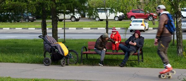 Прохожие в парке в районе Жулебино в Москве - Sputnik Беларусь