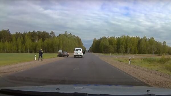 Пьяный водитель сбил инспектора ГАИ, скрываясь от погони – видео - Sputnik Беларусь