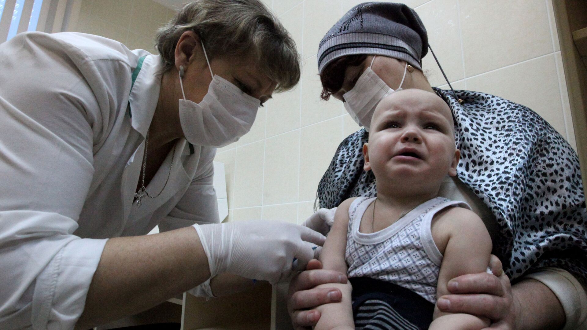 Медсестра делает ребенку прививку от кори  - Sputnik Беларусь, 1920, 02.04.2022