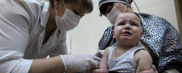 Медсестра делает ребенку прививку от кори  - Sputnik Беларусь