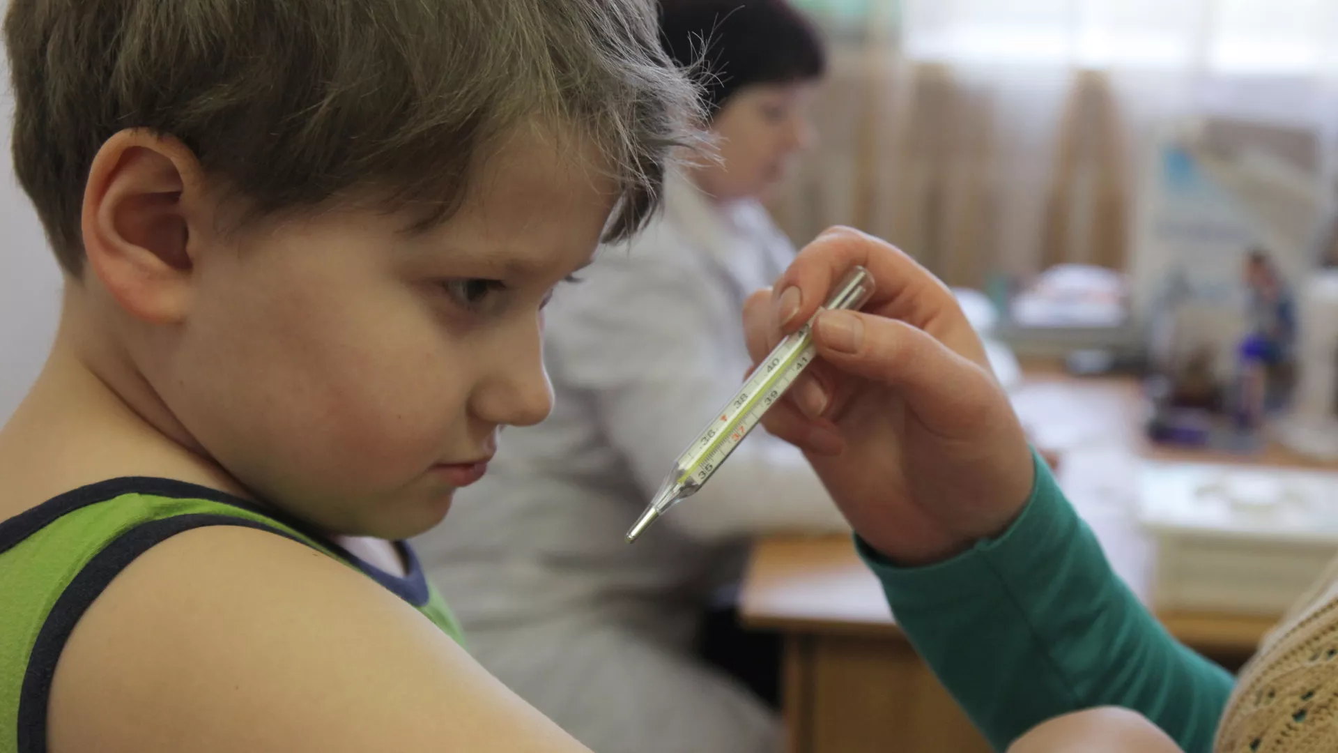 Мальчик на приеме у педиатра измеряет температуру перед прививкой  - Sputnik Беларусь, 1920, 06.02.2022
