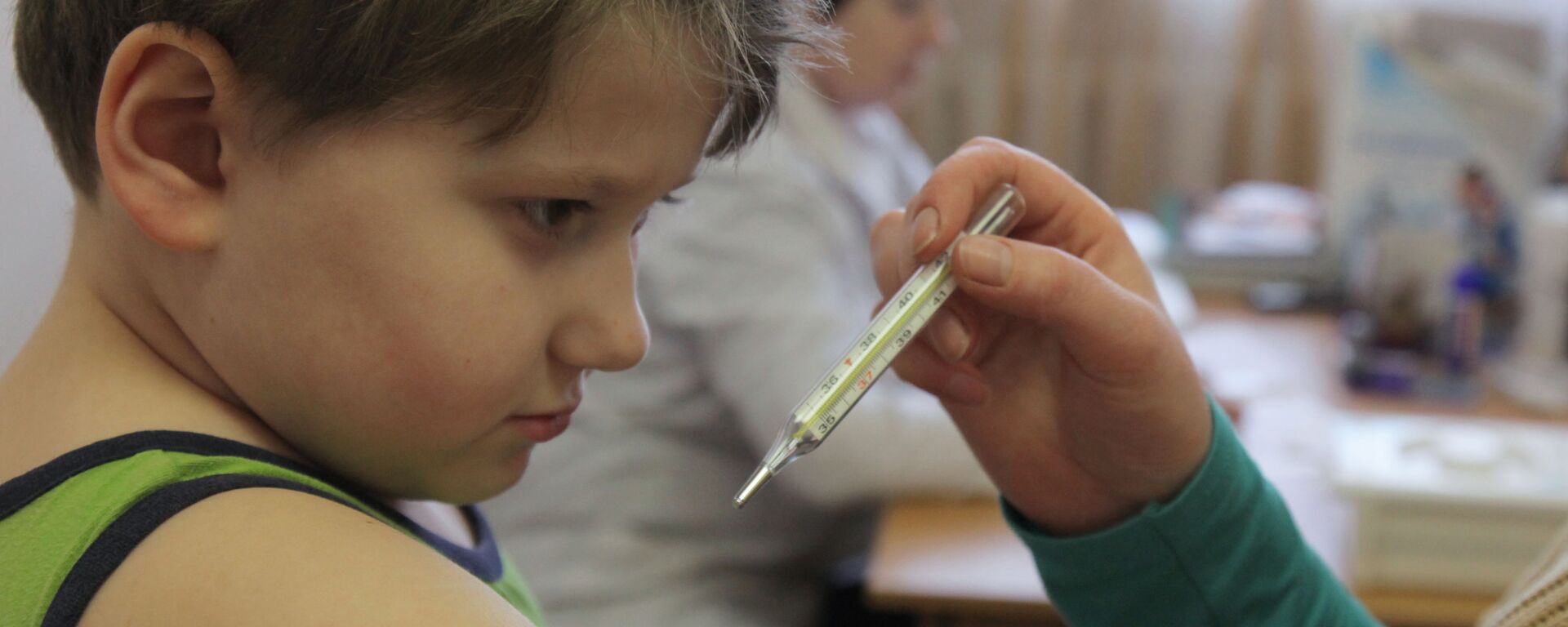 Мальчик на приеме у педиатра измеряет температуру перед прививкой  - Sputnik Беларусь, 1920, 15.10.2021
