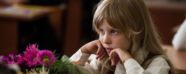 Ученица гимназии в классе Ученица гимназии в классе - Sputnik Беларусь