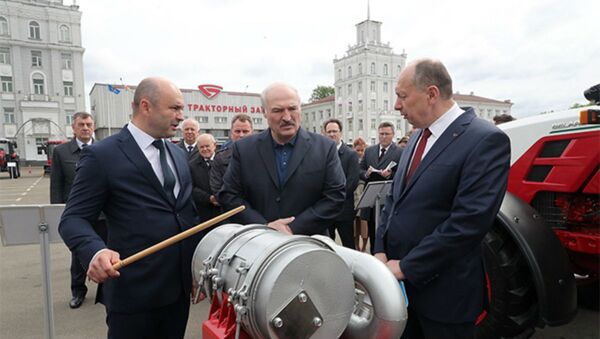 Посещение президентом Беларуси Александром Лукашенко Минского тракторного завода - Sputnik Беларусь