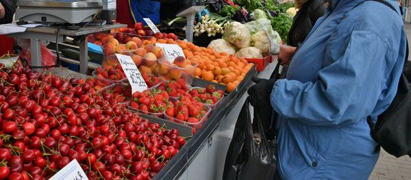 Май еще не закончился, но главный рынок столицы уже выглядит вполне по-летнему - Sputnik Беларусь