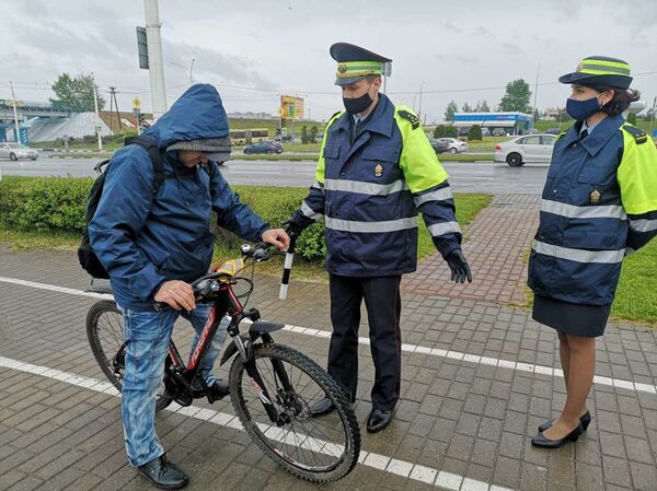 Останавливали, но не штрафовали: ГАИ провела акцию перед каникулами - Sputnik Беларусь