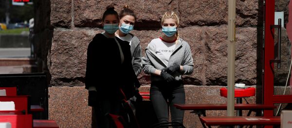 Посетительницы ТЦ на открытой площадке - Sputnik Беларусь