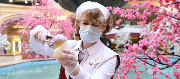 Продавец мороженого в защитной маске - Sputnik Беларусь