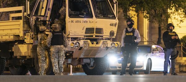 Сотрудники Нацгвардии и полиции США в Вашингтоне - Sputnik Беларусь