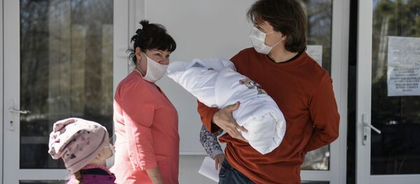 Людзі ў медыцынскіх масках Людзі ў медыцынскіх масках - Sputnik Беларусь